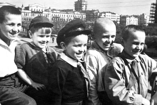 В фильме «Счастливое детство» использовано много исторических фотографий. На этом снимке в центре – режиссёр Владислав Тарик в детстве. Кадр из фильма.