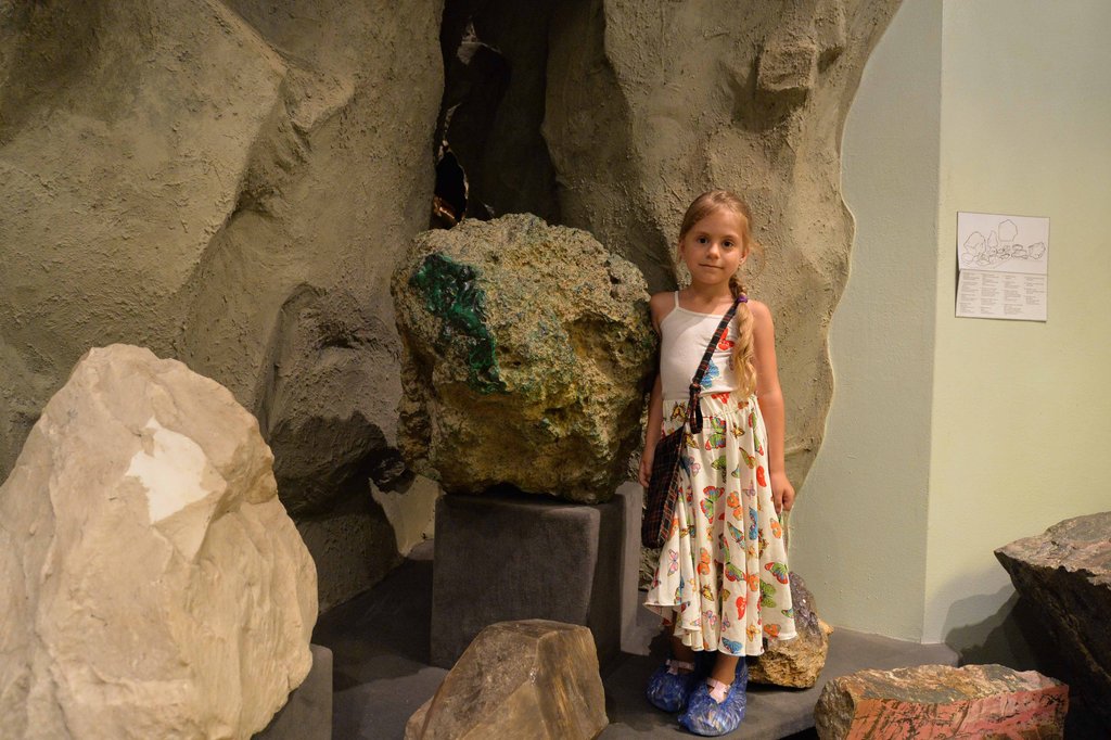 Малахитовая глыба в музее природы. А девочку мы попросили встать рядом, чтобы передать масштаб. Фото: Александр Зайцев