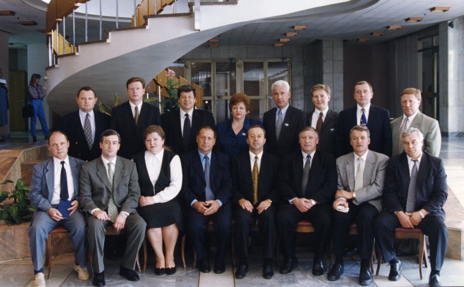 Избранный в 1998 году новый состав Палаты Представителей Законодательного Собрания Свердловской области решил немало сложных для нашего региона вопросов. Автор фото неизвестен.