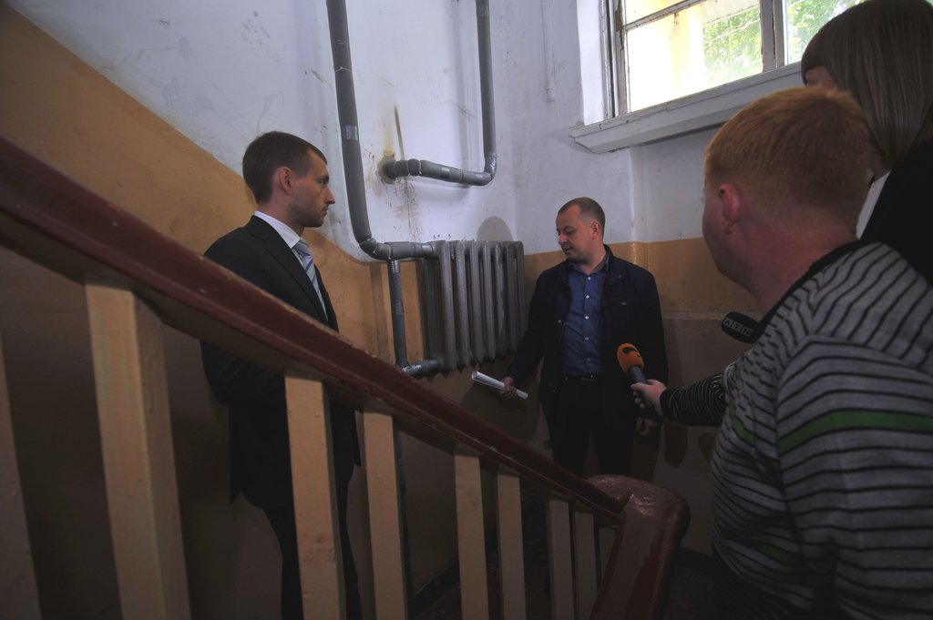 Представитель компании-подрядчика показывает Александру Караваеву (слева) реконструированную систему отопления. Фото: Александр Зайцев.