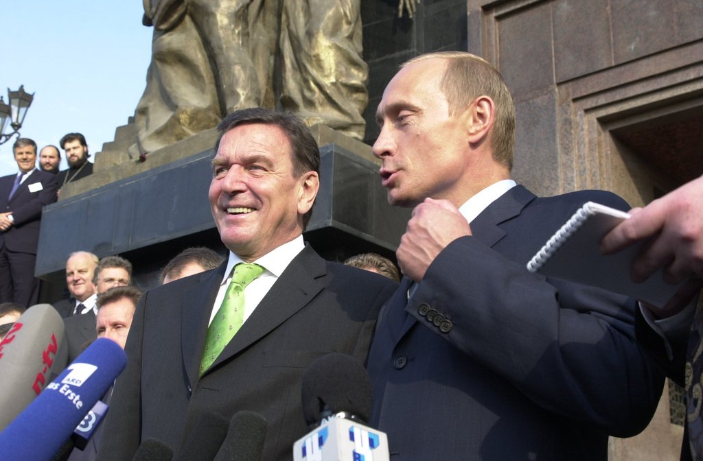 Герхард Шрёдер и Владимир Путин  возле екатеринбургского Храма-на-Крови. Фото Алексея Кунилова.