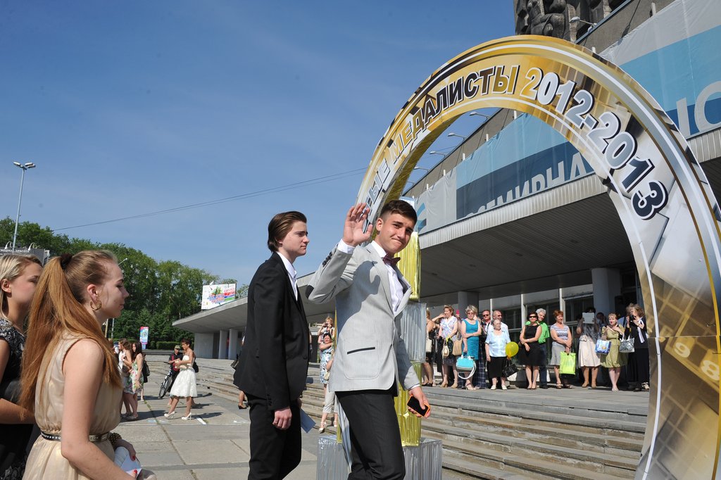 Прошлым летом школу с золотой медалью окончили 1100 выпускников Свердловской области. Тогда ещё никто не знал, что эти медалисты будут последними. Фото Алексея Кунилова.