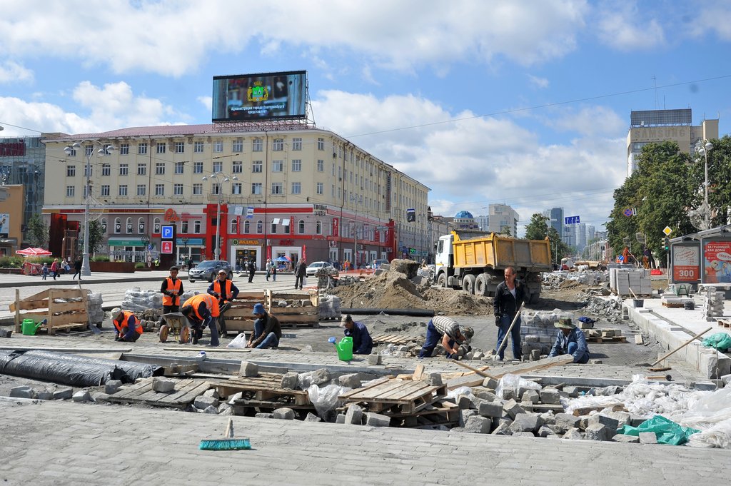 До первого матча чемпионата мира по футболу в Екатеринбурге осталось чуть больше трёхсот дней. За это время нужно успеть обновить дороги и тротуары, достроить отели, подготовить аэропорт и вокзал, разобраться со скандальной унификацией фасадов.