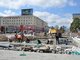 До первого матча чемпионата мира по футболу в Екатеринбурге осталось чуть больше трёхсот дней. За это время нужно успеть обновить дороги и тротуары, достроить отели, подготовить аэропорт и вокзал, разобраться со скандальной унификацией фасадов.