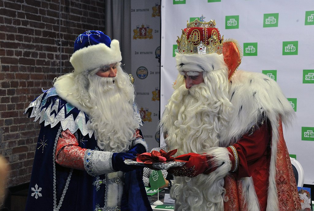Мороз-Урал (слева) подарил своему коллеге Деду Морозу тагильский расписной поднос. Фото: Павел Ворожцов