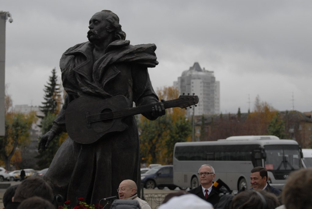 Памятник установлен рядом с ККТ «Космос». Здесь, приезжая на гастроли в родной город, Владимир Мулявин любил выступать больше всего. Фото: Александр Зайцев.