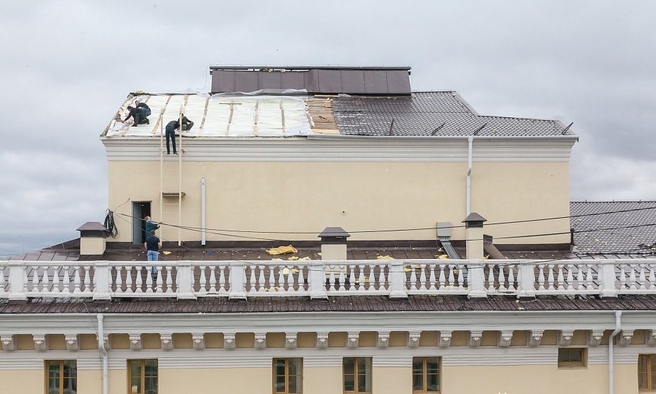 В Нижнем Тагиле ураган повредил крышу на здании Драмтеатра, отремонтированную в рамках капремонта совсем недавно. Фото: Сергей Казанцев