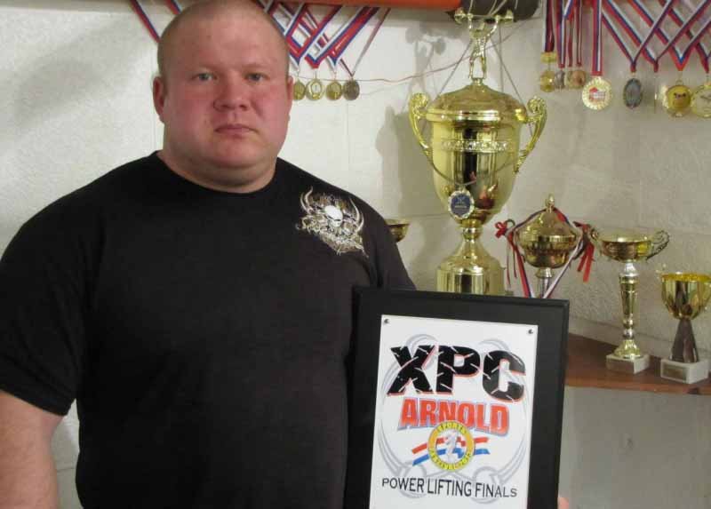 Николай выполнил жим лёжа  с результатом  320 кг в своей весовой категории 140 кг. Неизвестный фотограф