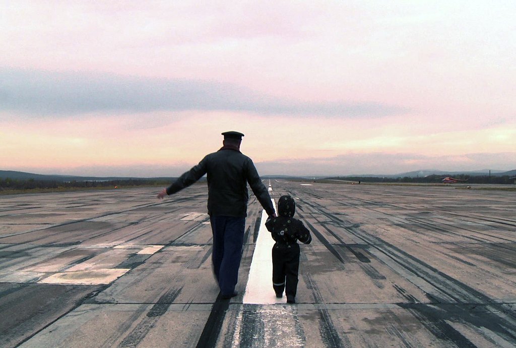 Последний кадр фильма — лётчик Евгений Кузнецов на родной взлётной полосе в Крыму. Кадр из фильма