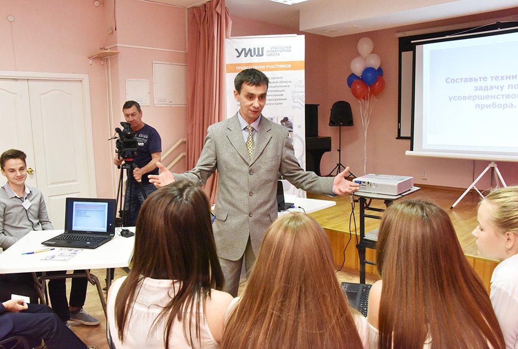 Владислав Толмачёв объяснил детям, как сделать первый шаг к изобретательству. Фото: Алексей Кунилов