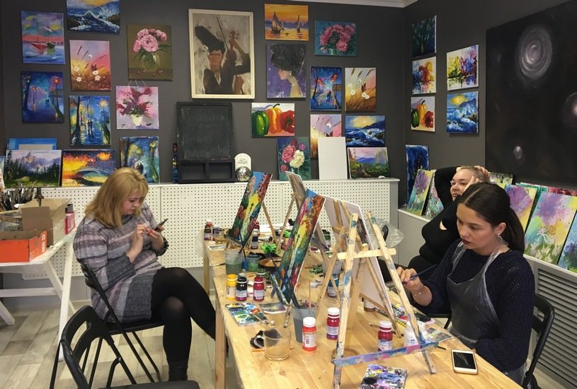 Абсолютное большинство посещающих мастер-классы по рисованию - женщины. Фото: Дарья Белоусова