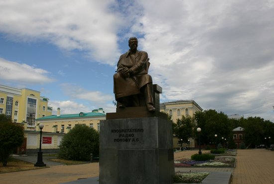 Дата постройки: 1975 год Скульптор:  Владимир Егоров Архитектор:  Пётр Деминцев Металлург:  Леонид Дрейзин Адрес: сквер имени Попова, ул. Пушкина.