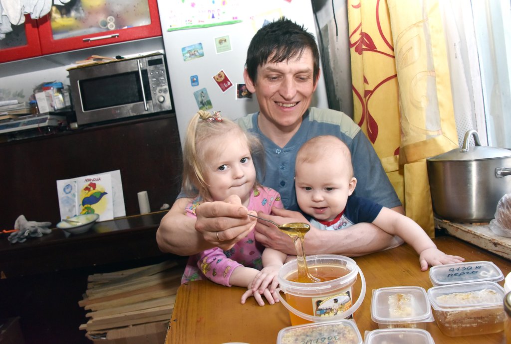 На деньги от мёда Павел Шипицын поднимает пятерых детей. Самому младшему, Мише, семь месяцев,  а дочке Лиде — три года. Фото: Алексей Кунилов