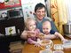 На деньги от мёда Павел Шипицын поднимает пятерых детей. Самому младшему, Мише, семь месяцев,  а дочке Лиде — три года. Фото: Алексей Кунилов