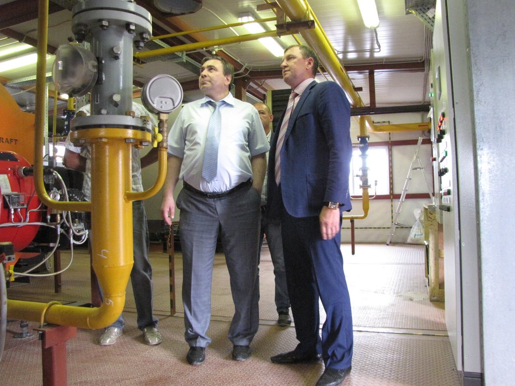 Николай Смирнов (слева) проверяет, как проходит модернизация схемы теплоснабжения в Верхних Сергах, июль 2016г. Фото: Настасья Боженко