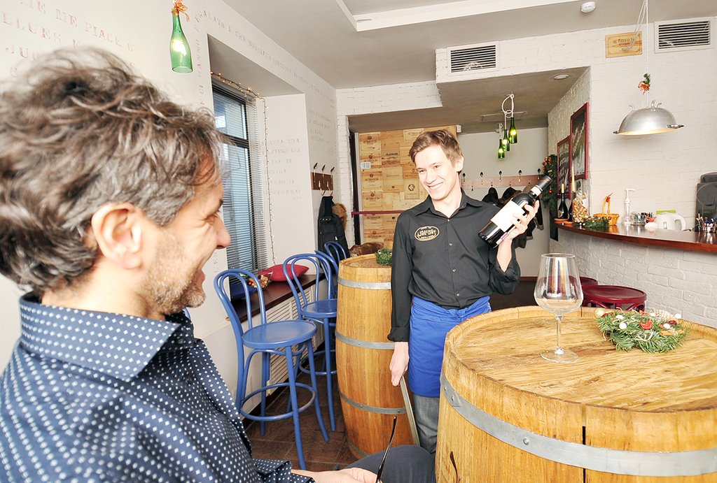 Официант Никита Орлов может рассказать посетителям  о подходящих винах на трёх языках. Фото: Павел Ворожцов