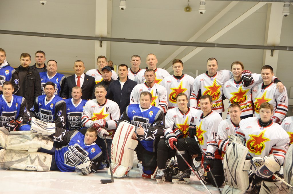 В Серове на Ледовой арене встретились команды «Металлург» и «KALACHIK TEAM», в рамках спортивного праздника «Звёзды хоккея в Серове»