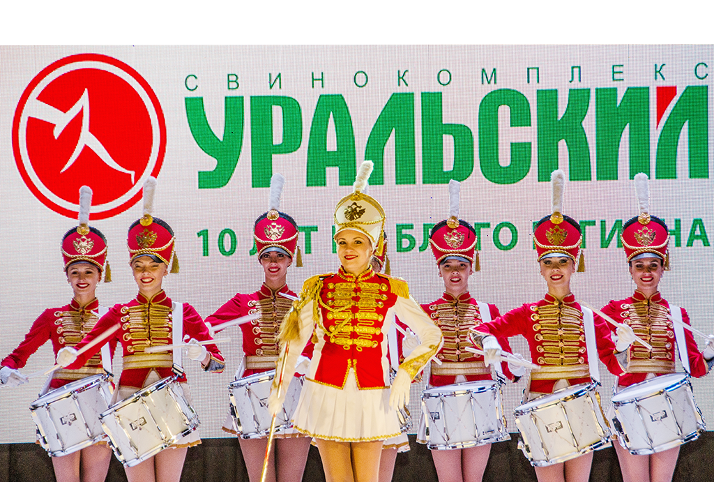 Праздничное настроение на торжествах создал оркестр прекрасных барабанщиц. Фото: Павел Ворожцов