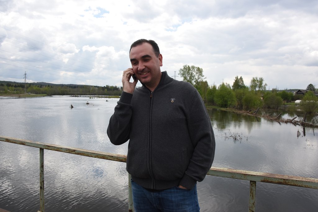 Этой весной в Ревде случился паводок, какого не было 15 лет. Андрей Мокрецов контролировал ситуацию на месте. Фото: Алексей Кунилов.