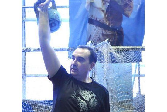 В конце января чиновники и депутаты Ревды сдавали нормы ГТО. Андрей Мокрецов поднял 16-киллограммовую гирю 30 раз. Неизвестный фотограф.