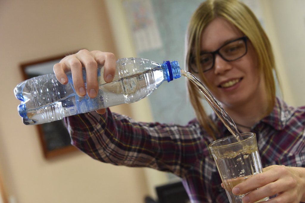 Специалисты рекомендуют отдавать предпочтение обычной питьевой воде,  а не минеральной.  Фото: Алексей Кунилов