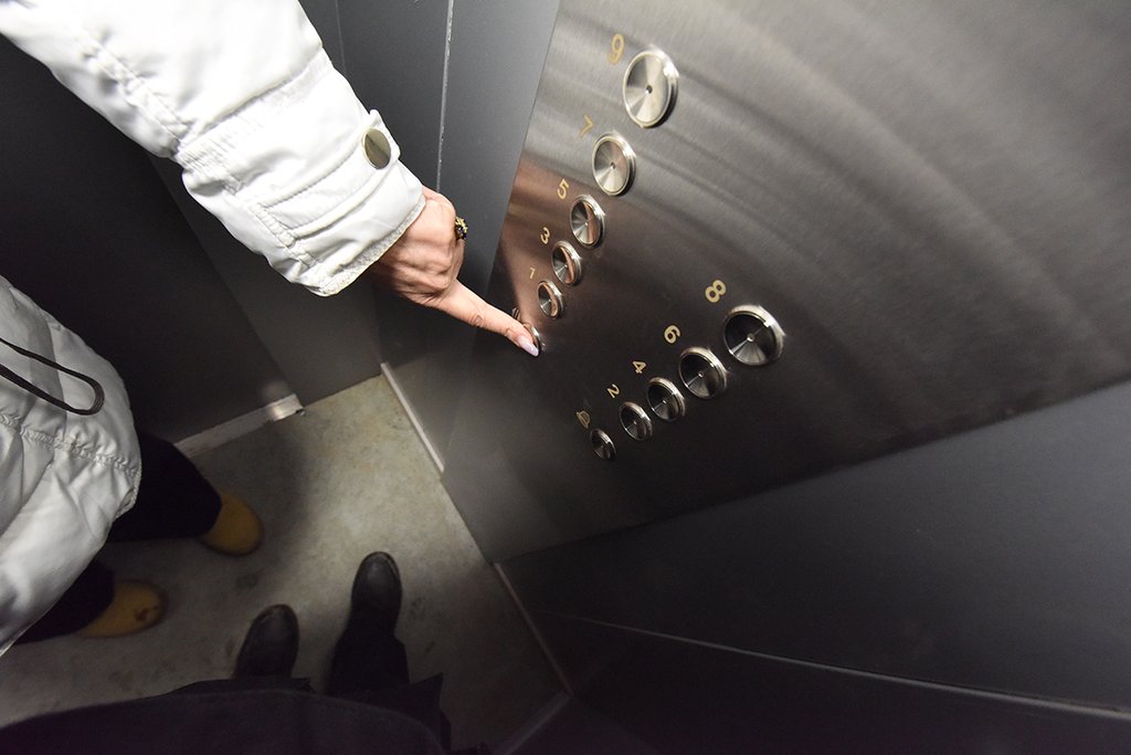 В Екатеринбурге работы по замене лифтов сейчас проводят в Верх-Исетском районе, на ЖБИ и Сортировке. Фото: Алексей Кунилов