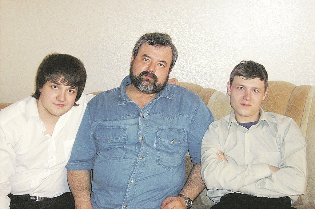 Александр Шмаков (в центре) с сыновьями. Алексей  и Валентин сейчас работают следователями. Фото сделано в 2009 году, автор неизвестен