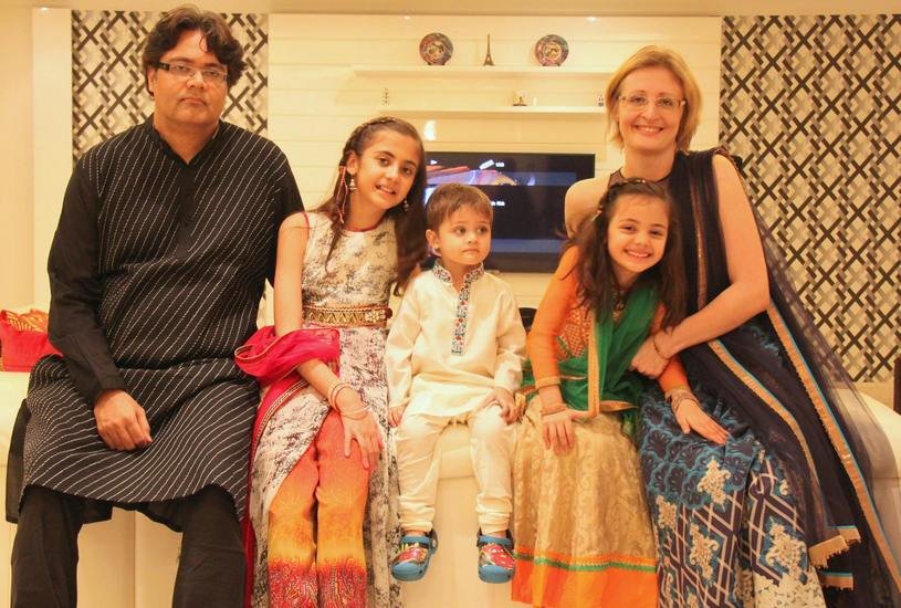 Национальные индийские костюмы в семье Ксении и Суприта надевают только по праздникам. Например, на Дивали —индийский новый год. Фото: Ксения Клеткина