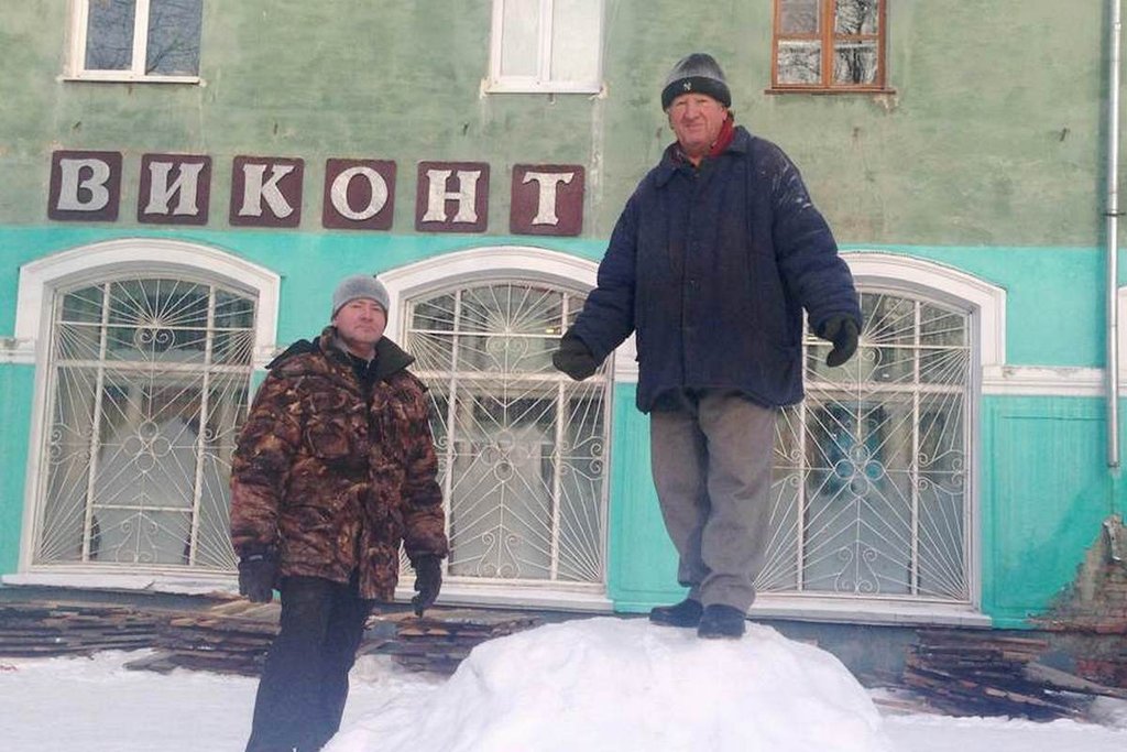 Отец и сын начинали строить городок вдвоём, постепенно к ним стали подключаться местные школьники и их родители. Фото: kushva-online.ru