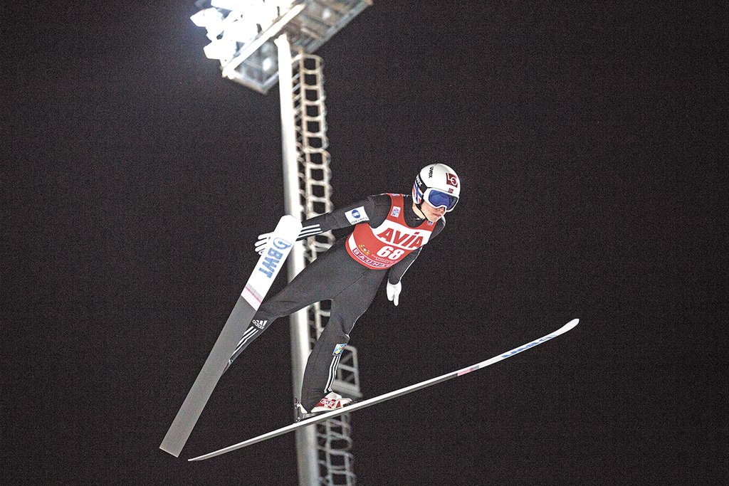 Соревнования летающих лыжников отличаются зрелищностью и пользуются большой популярностью. Фото: Владимир Мартьянов