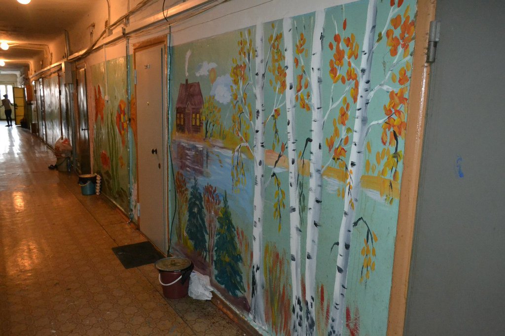 Художники разрисовывали здание вместе с местными жителями — они с энтузиазмом взялись преображать стены родного дома. Фото: vk.com