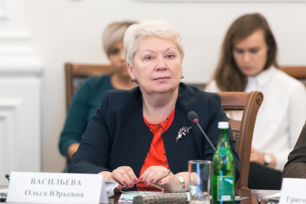 Ольга Васильева считает, что поборы в школах можно победить, если подчинить школы напрямую государству