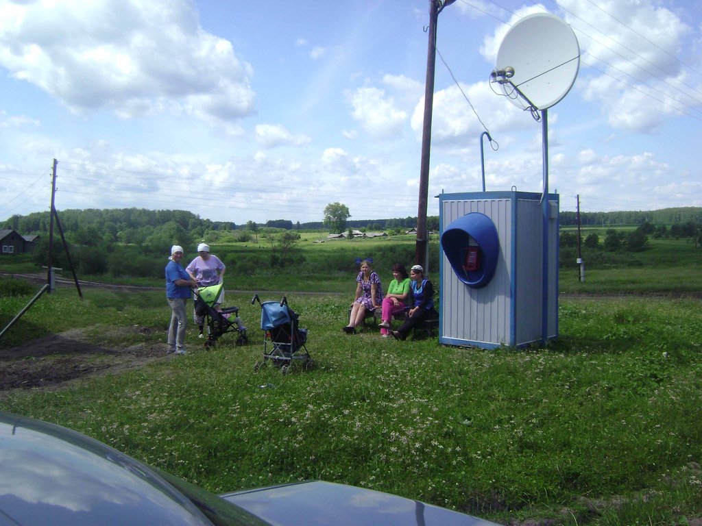 В байкаловской Калиновке нет никаких досуговых учреждений — местные жители, чтобы пообщаться, собираются на скамейке у таксофона. Неизвестный фотограф.