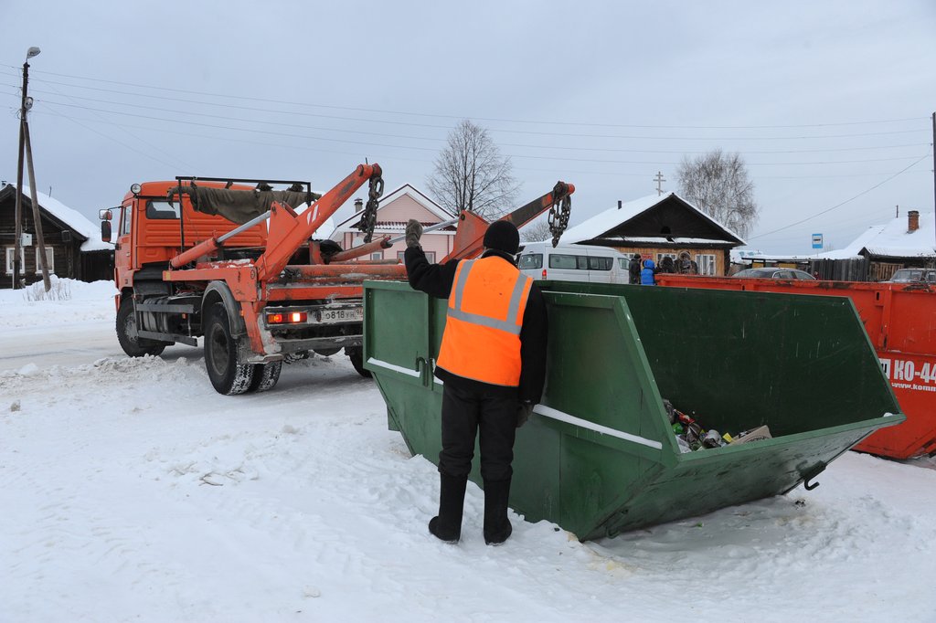 Отныне мусоровозы, приезжающие три раза в неделю в каждый сельский населённый пункт, стали для Невьянского городского округа будничным делом. Фото Алексея Кунилова.