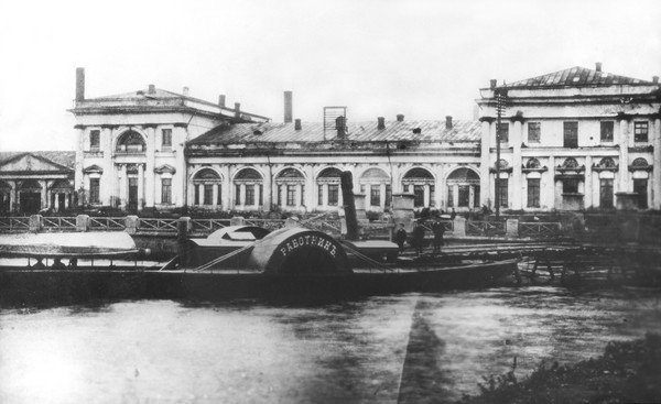 Пароходов на Верх-Исетском пруду было два: пассажирский «Лебедь» и грузовой «Работник», который появился значительно позже. Они принадлежали Верх-Исетскому заводу. Фотография сохранилась только одного корабля - «Работника»