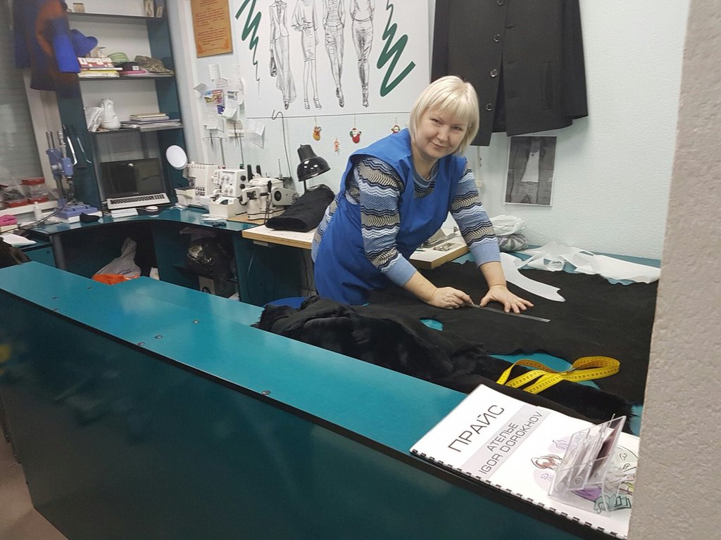 Ольга Петухова отвечает  за раскрой  и пошив изделий. Фото: красное знамя
