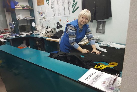 Ольга Петухова отвечает  за раскрой  и пошив изделий. Фото: красное знамя