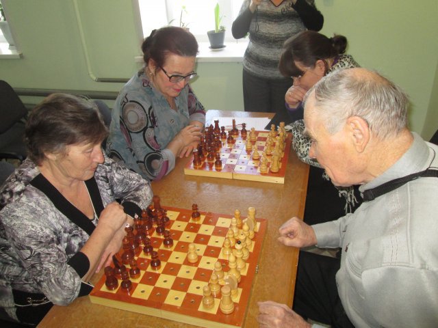Освоить технику игры каменцам помогают волонтёры.  По желанию шахматы можно брать напрокат и учиться играть дома. Фото: Александр Некрасов