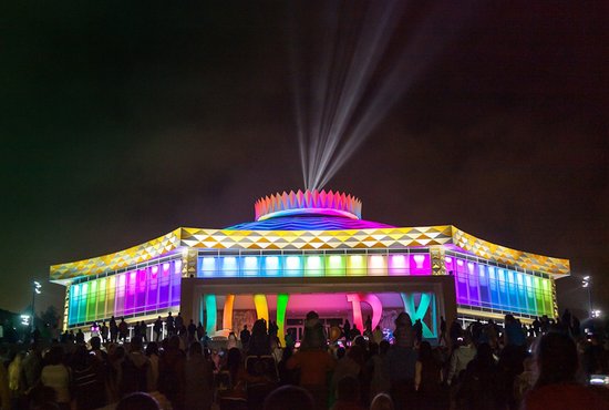 В День города тагильчане смогли впервые наблюдать уникальное световое представление на здании обновлённого цирка. Фото: Илья Колесов