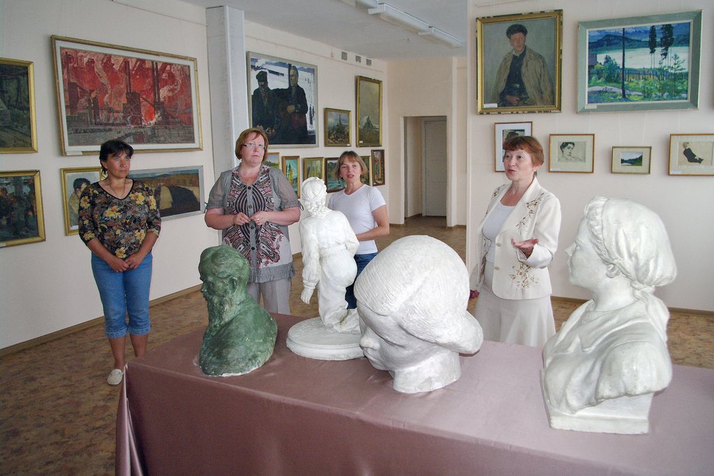 18 лет картины и скульптуры колхозной галереи демонстрировались только на временных выставках, а сейчас в селе Чусовое открыта постоянная экспозиция. Фото Дмитрия Сивкова.