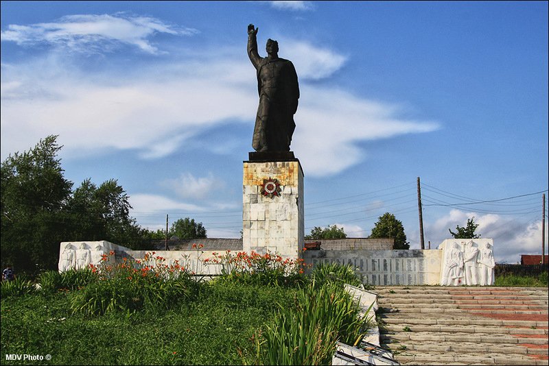 Этот памятник — один из самых высоких мемориалов героям Великой Отечественной войны в Свердловской области. Фото: Дмитрий Макеев