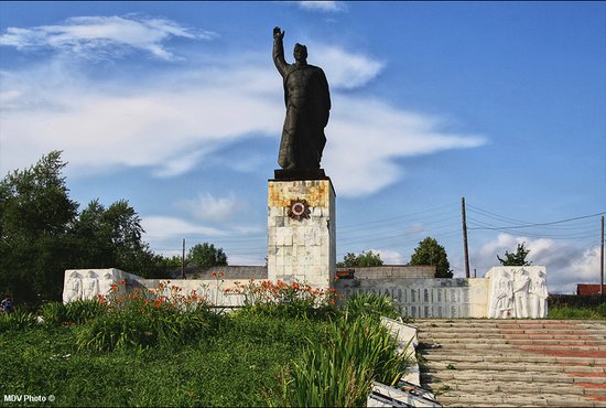 Этот памятник — один из самых высоких мемориалов героям Великой Отечественной войны в Свердловской области. Фото: Дмитрий Макеев