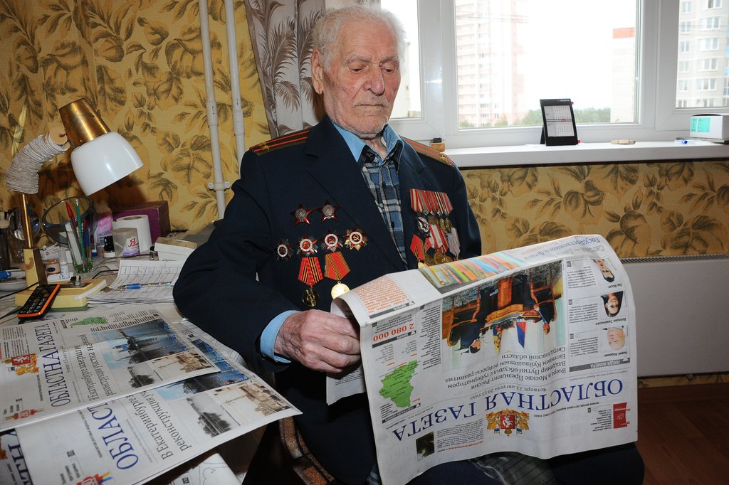 Старейший подписчик «ОГ» — Семён Ильич Шумаков:  31 декабря ему исполнится 104 года. Это по документам,  а на самом деле 104-й день рождения он отметил ещё летом. Фото Станислава Савина.