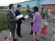 Министр Алексей Пьянков (второй слева) лично вручил жилищные сертификаты многодетным семьям посёлка Верхнее Дуброво. Фото Александра Зайцева.