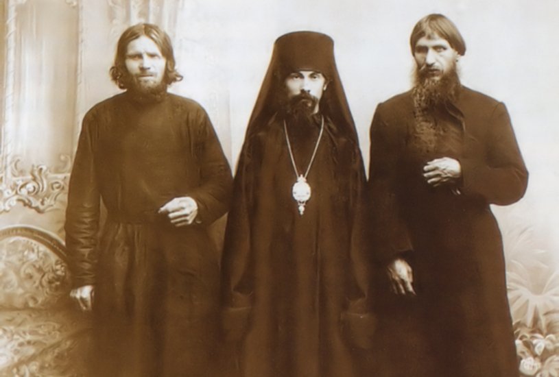 Григорий Распутин (справа) у монахов в Верхотурье. Автор фото неизвестен.