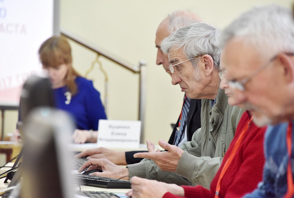 В рамках реализации комплексной программы «Старшее поколение»  и ряда других проектов в Свердловской области за последние несколько лет компьютерной грамотности обучились около 48 тысяч пенсионеров. Фото: Алексей Кунилов