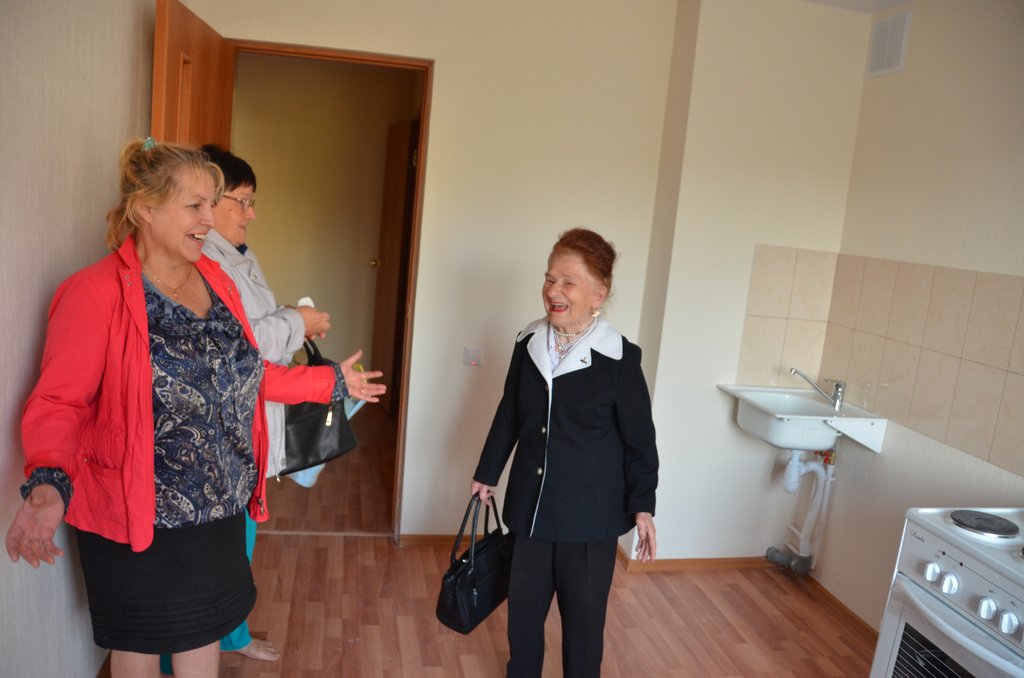 Ирина Мелентьева приятно удивлена размерами квартиры. Фото: «Первый в Серове»