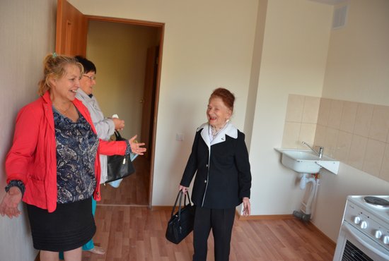 Ирина Мелентьева приятно удивлена размерами квартиры. Фото: «Первый в Серове»