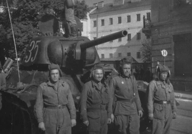 Один из танковых экипажей УДТК в освобождённом Львове. Штампованная башня этого танка выпущена на заводе «Уралмаш». Неизвестный фотограф