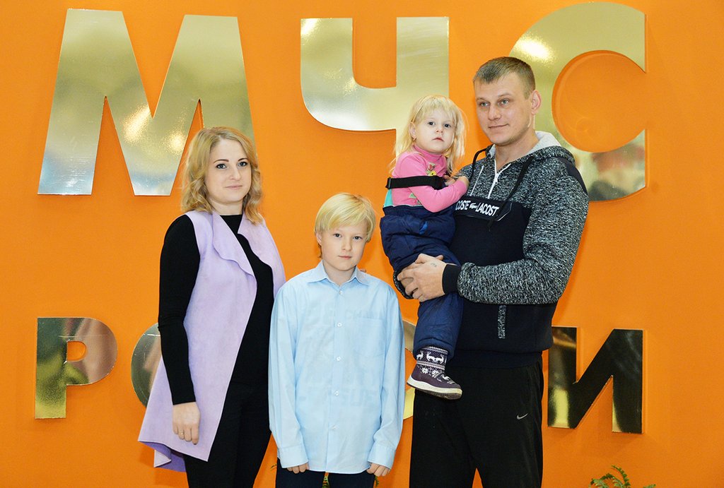 Кирилл Пономарёв, его родители и спасённая мальчиком сестрёнка Алиса. Фото: Павел Ворожцов